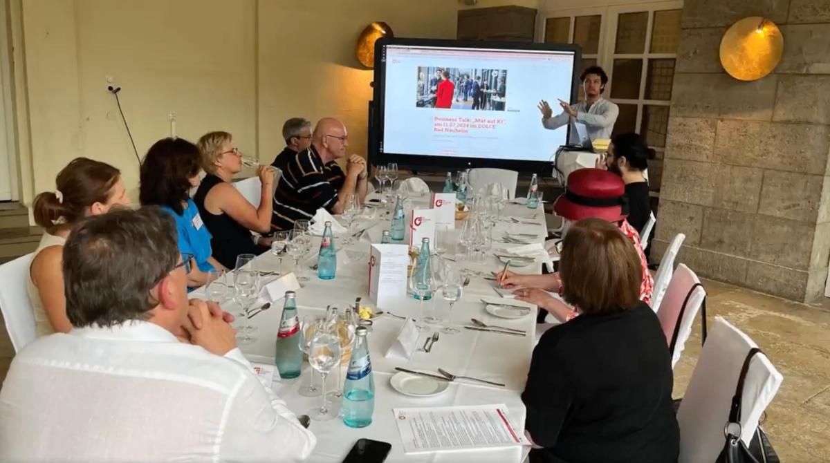 Felipe Bergmann Segovia hält Vortrag Mut zur KI beim BVMW Frankfurt — Business Talk mit Unternehmern am Tisch