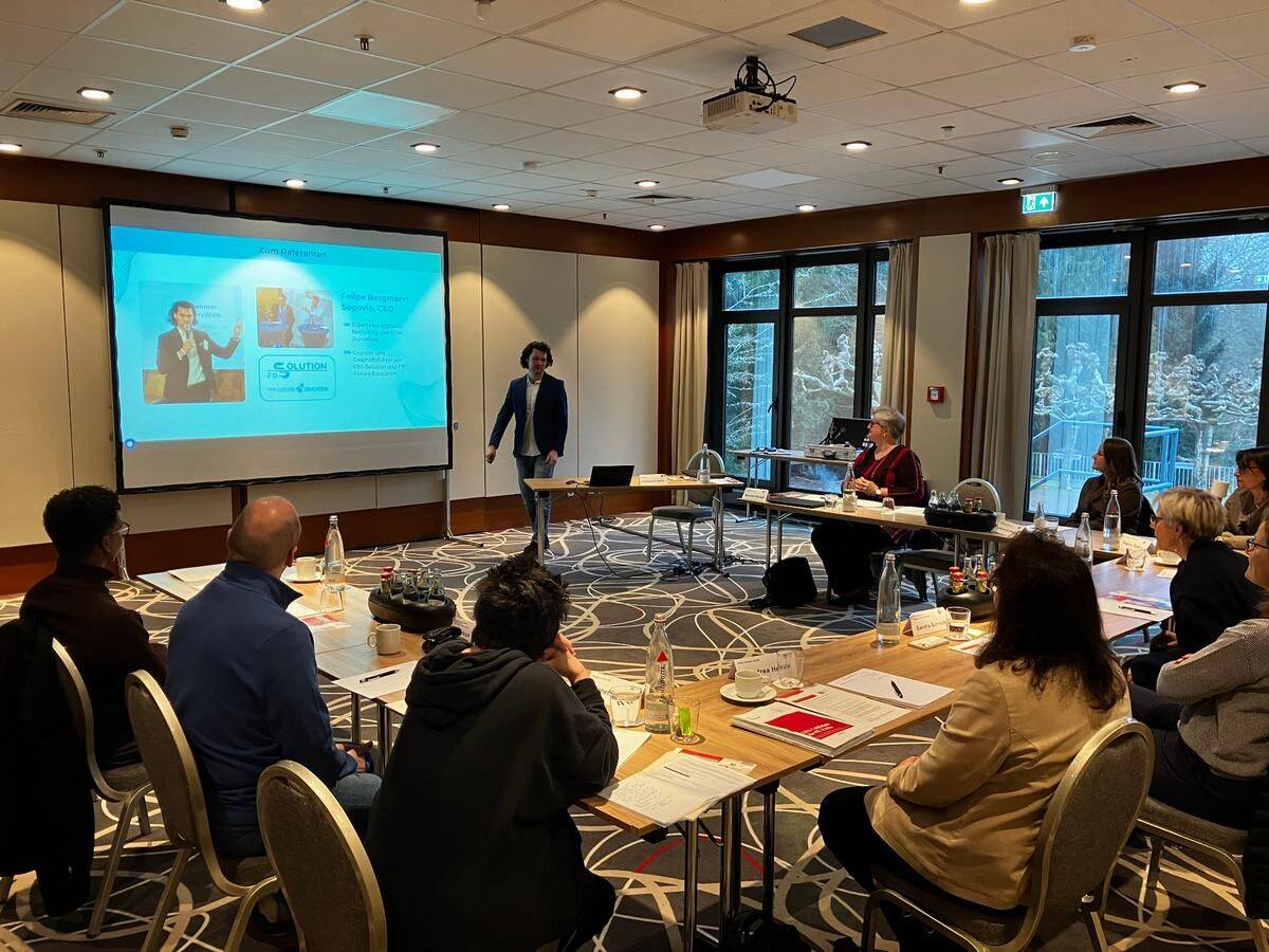Felipe Bergmann Segovia hält GEO-Vortrag bei der AG Kommunikation & Marketing des RKW Hessen